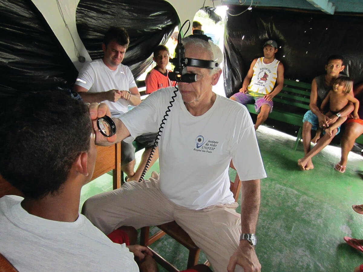 Prof. Dr. Rubens Belfort Jr. doing volunteer work